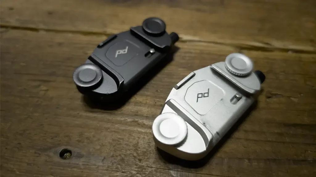 Peak Design CAPTURE V3(ピークデザイン キャプチャー)の全体像。ザックのハーネスに取り付けるカメラ固定クリップ。