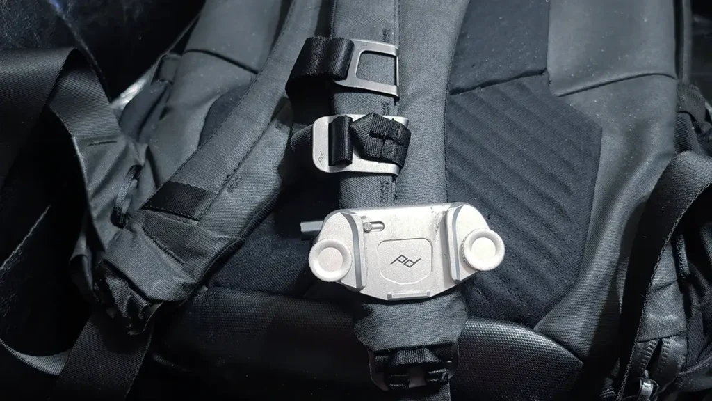 ザックの左ショルダーハーネスに取り付けたPeak Design CAPTUREのベースプレート。手回しネジで固定している状態。