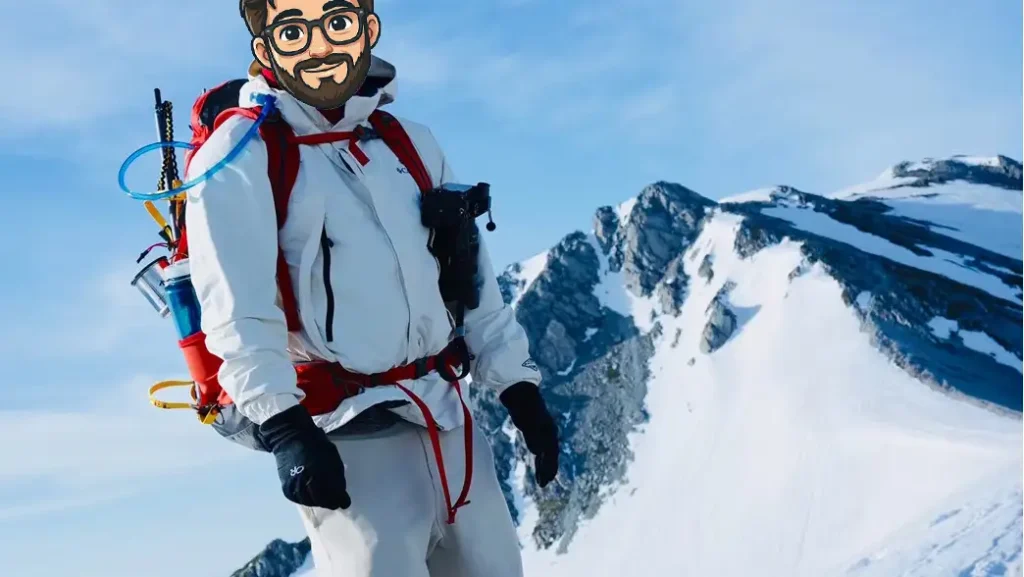 雪山登山でPeak Design CAPTUREを使用。不安定な足場でも両手が空き、安全にカメラを携行できる。