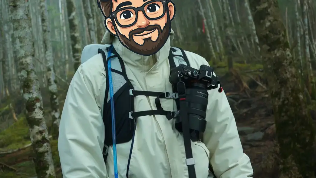 Peak Design CAPTURE V3（ブラック）にカメラを装着した状態と、外した状態の比較。